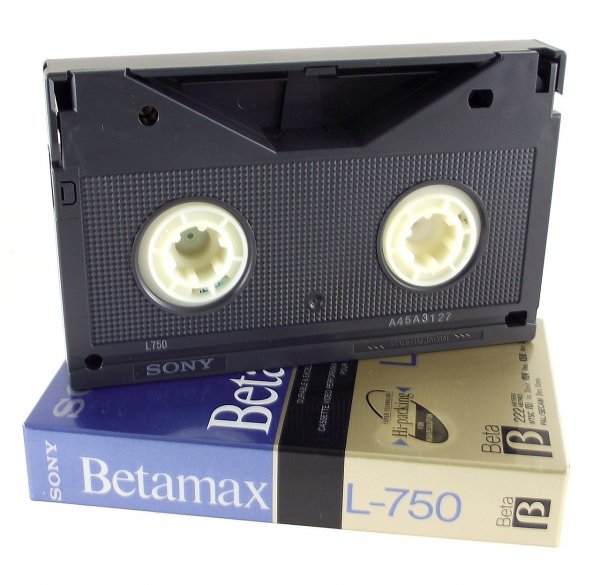 13-mart-2022-eralp-bizim-80lerrr-3-video-kaset-donemi-2-betamax-blank-rear.jpg