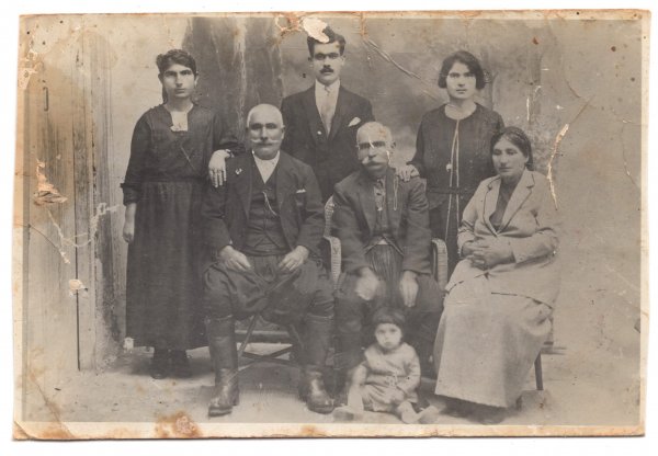 1923te-lellanin-annesi-ve-babasi-arkada-sagda-talyanin-anne-ve-babasiyla-birlikte.jpg