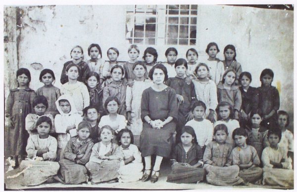 1927de-cekilmis-bu-fotograf-lenarissoda-kizlar-okulundan.jpg