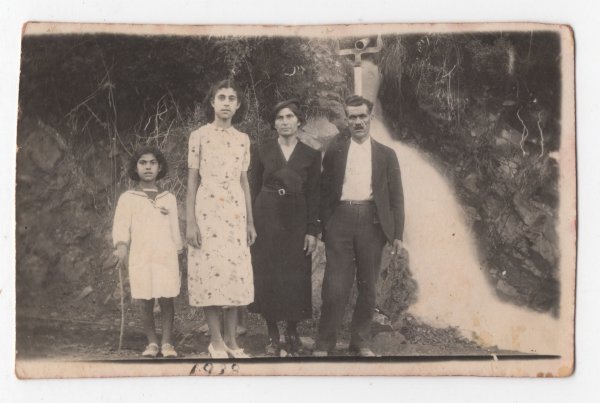 1938de-lella-en-solda-kizkardesi-erazmiya-ve-annesi-talya-ve-babasi-fotisle-birlikte-platreste-tatilde.jpg