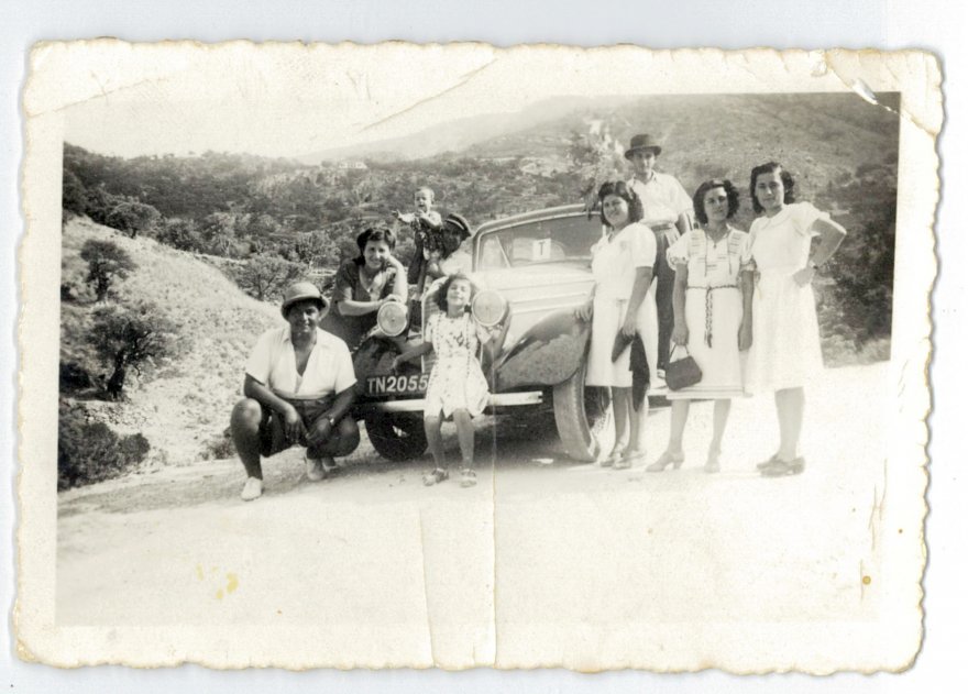 aile-1942de-piknige-giderken-araba-fevzi-akarsuya-ait.jpg