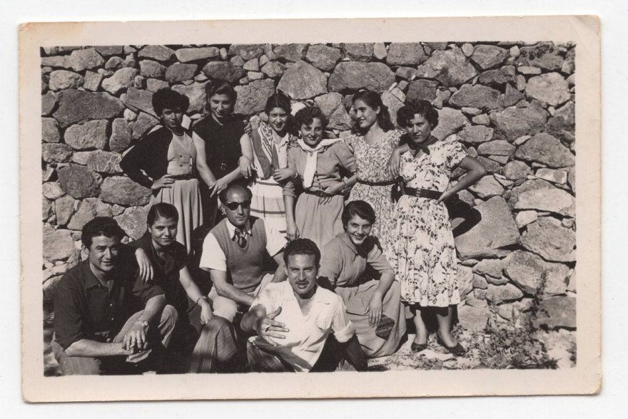en-sagda-julie-dianellos-sigara-fabrikasindan-calisma-arkadaslariyla-1953te-trodoslarda-bir-gezide.jpg