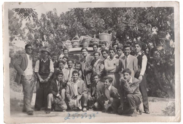 erol-eralp-1953te-bir-okul-gezisinde-bafta.jpg