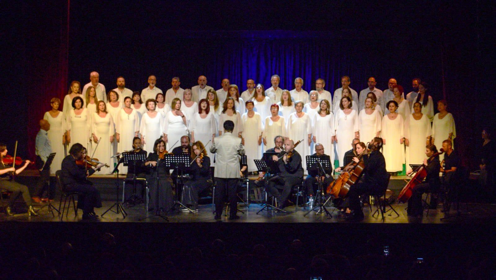 ncelikli-sayfa-17-iki-toplumlu-koro-lefkosa-belediye-orkestrasiyla-birlikte-verdikleri-gecen-yilki-konserden-gorunum-foto-hasan-kahvecioglu.jpg