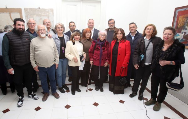 ncelikli-sayfa-17-sergiyi-duzenleyenlerle-sanatcilar-acilis-gecesinde-bir-arada.jpg