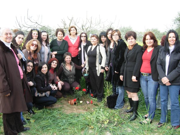nceliklii-sayfa-17-oroklinide-8-mart-2009da-kibrisliturk-ve-kibrislirum-kadinlar-kayip-otobusteki-11-kibrisliturkun-kalintilarinin-bulundugu-kuyunun-ustune-zeytin-agaci-dikmisti.jpg