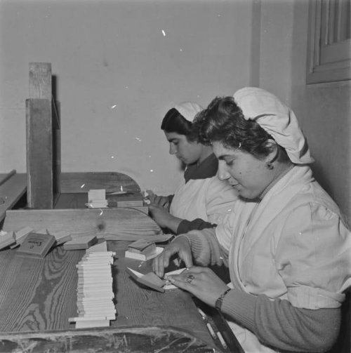 once-upon-a-time-women-rolling-cigarettes-at-the-dianellos-cigarette-factory.jpg