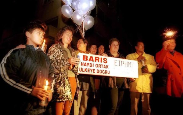 oncelikli-sayfa-17-neriman-cahit-ortada-barikatlar-acilmadan-once-kadin-baris-hareketinin-bir-eyleminde.jpg