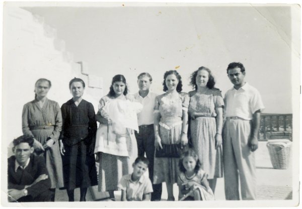 petros-annesi-esi-ve-akrabalariyla-1948de-kibrista.jpg