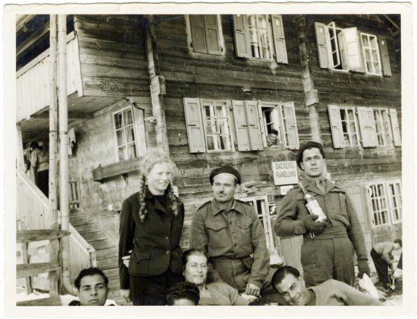petros-yalluris-savas-sonrasi-isvicrede-kaldigi-otelin-onunde-diger-askerlerle-birlikte-sene-1945-46.jpg