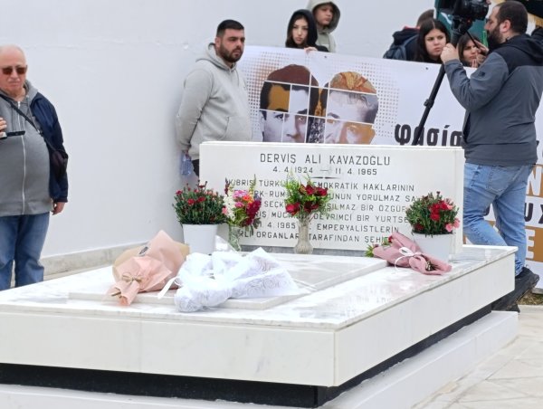 sayfa-17-dervis-ali-kavazoglunun-dalideki-kabrine-gectigimiz-pazar-gunu-cicekler-konuldu.jpg