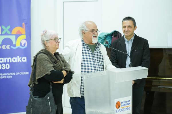 sayfa-17-oroklini-sergisinin-acilisinda-serginin-kuratorleri-nilgun-guney-ve-fotos-dimitriu-akel-yeniden-yakinlasma-burosu-sorumlusu-elias-dimitriu-ile.jpg