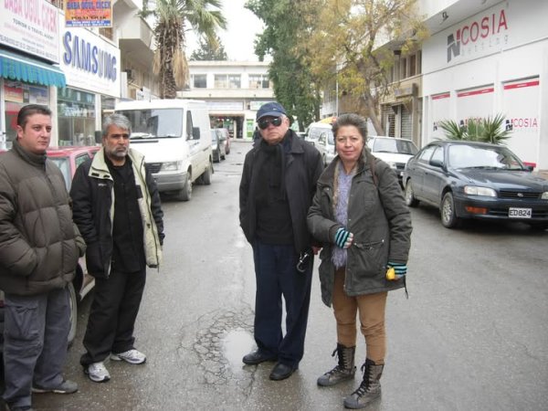 sayfa-17-tekke-bahcesi-disindaki-yolda-rahmetlik-tuncer-bagiskan-sagdan-ikinci-rahmetlik-ksenofon-kallis-soldan-ikinci-ve-murat-soysal-ile.jpg