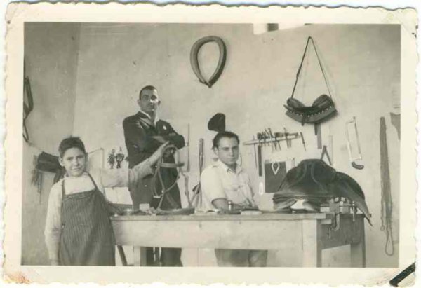 sayfanin-ustune-saga-sayfa-17-fazil-onder-1945te-dukkaninda-otururken.jpg